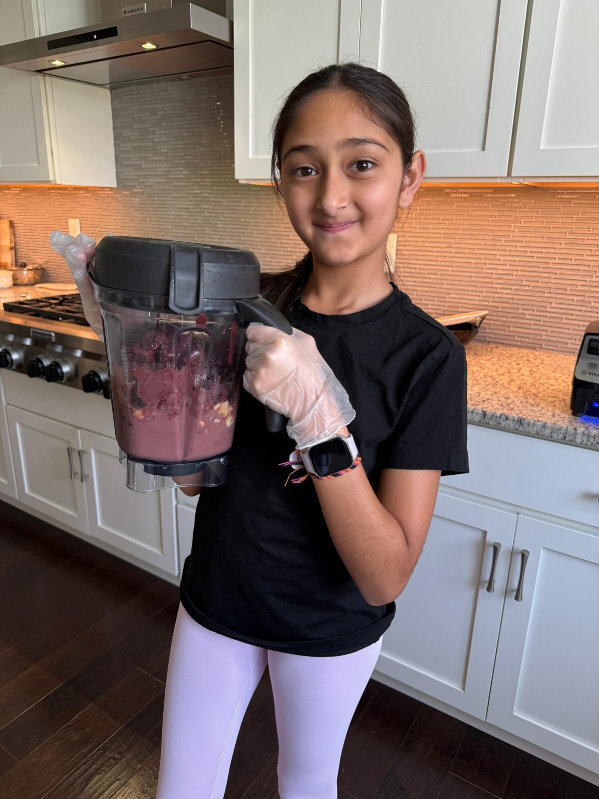 Arianna holding a blender full of fresh açaí base